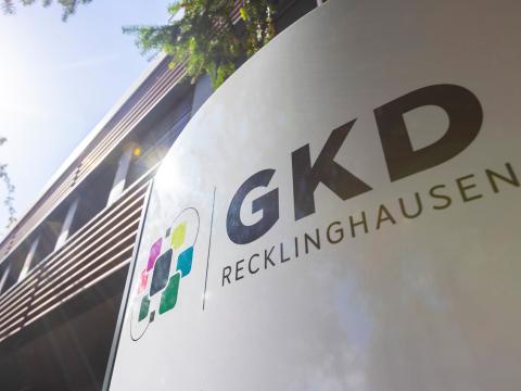 Das Eingangsschild der GKD vor dem Gebäude