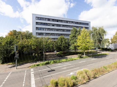 Das Gebäude der GKD vor blauem Himmel