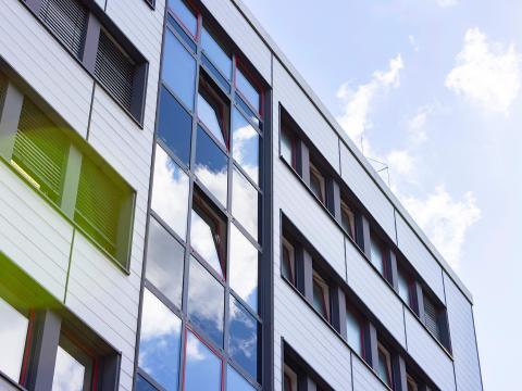 Das Gebäude der GKD vor blauem Himmel