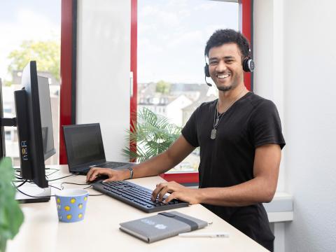 Ein Mitarbeiter an seinem Arbeitsplatz in der GKD