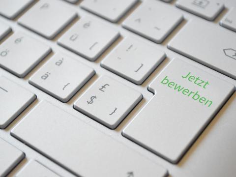 Computertaste mit der Aufschrift jetzt bewerben