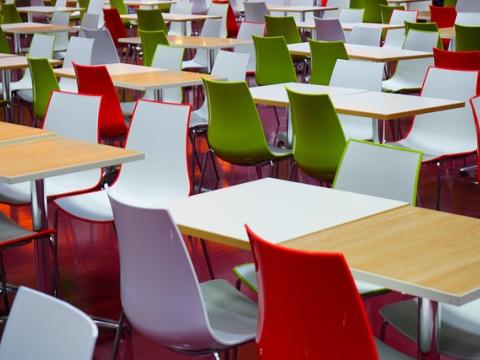 Foto mit mehreren farbigen Stühlen wie in einem Speisesaal