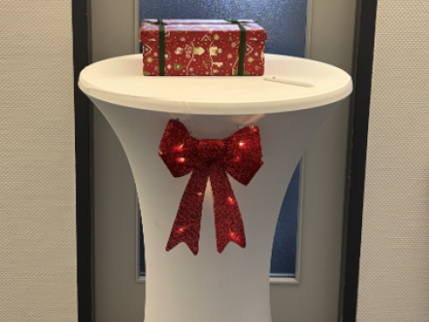 Stehtisch mit Husse geschmückt