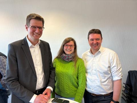 Foto von dem Geschäftsführer und dem Verbandsvorsteher mit der Personalrätin in der Mitte